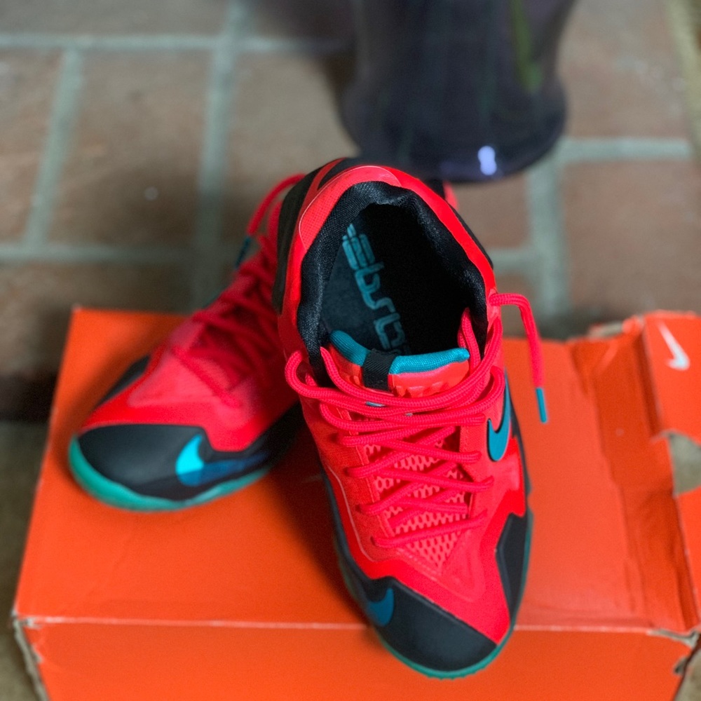 Nike Lebron XI (GS) - Picture 3 of 6